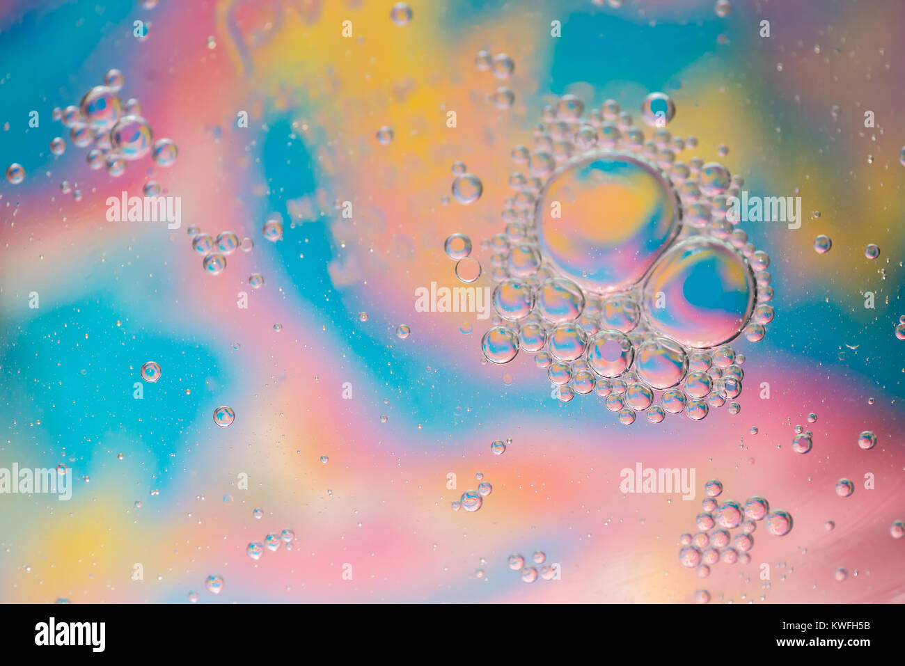 Olio e acqua, colorate bolle astratta. orizzontale con spazio per la copia Foto Stock