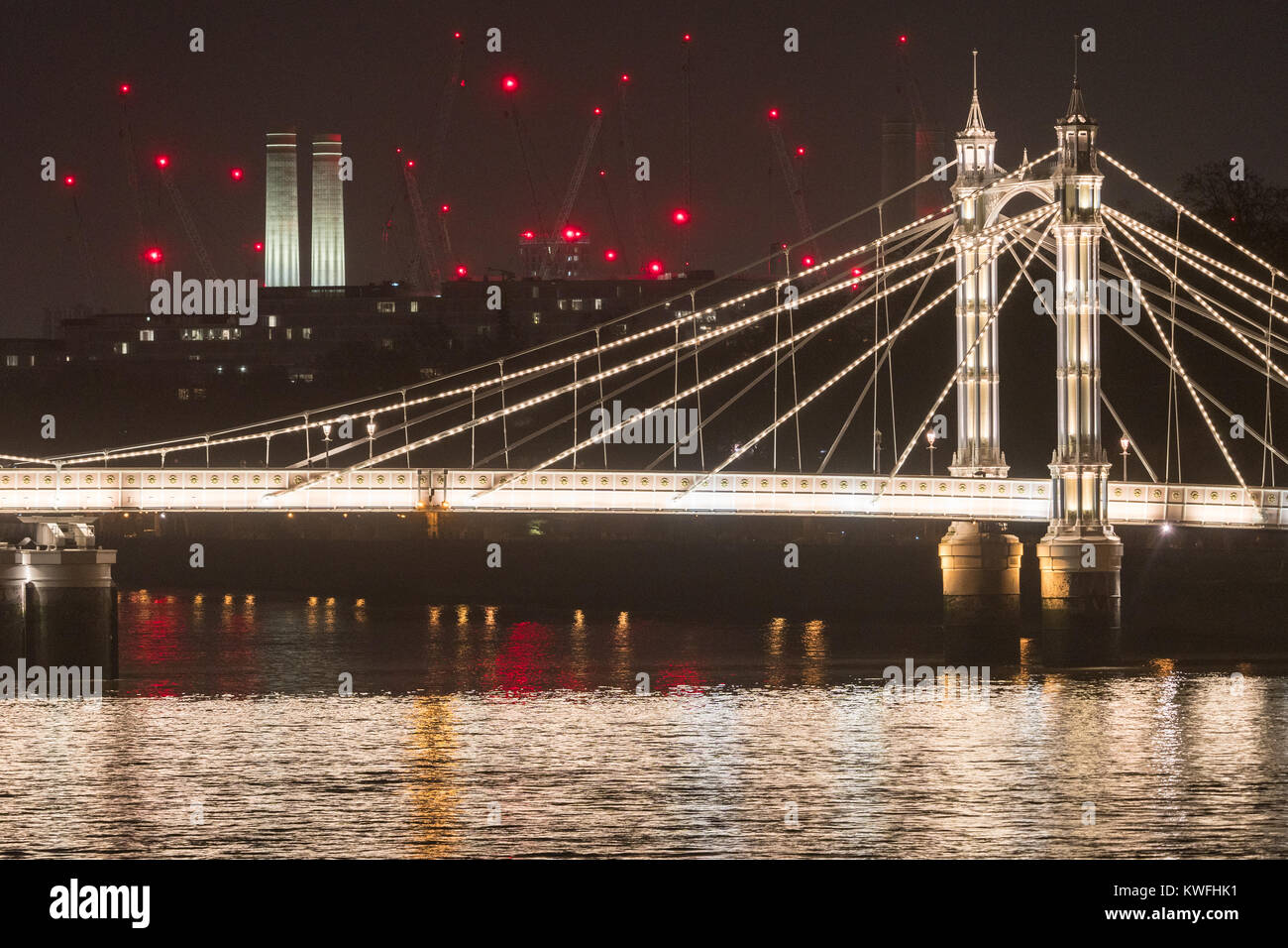 Una vista notturna di Albert Bridge di Londra. Foto Data: Martedì, 2 gennaio 2018. Foto: Roger Garfield/Alamy Live News Foto Stock