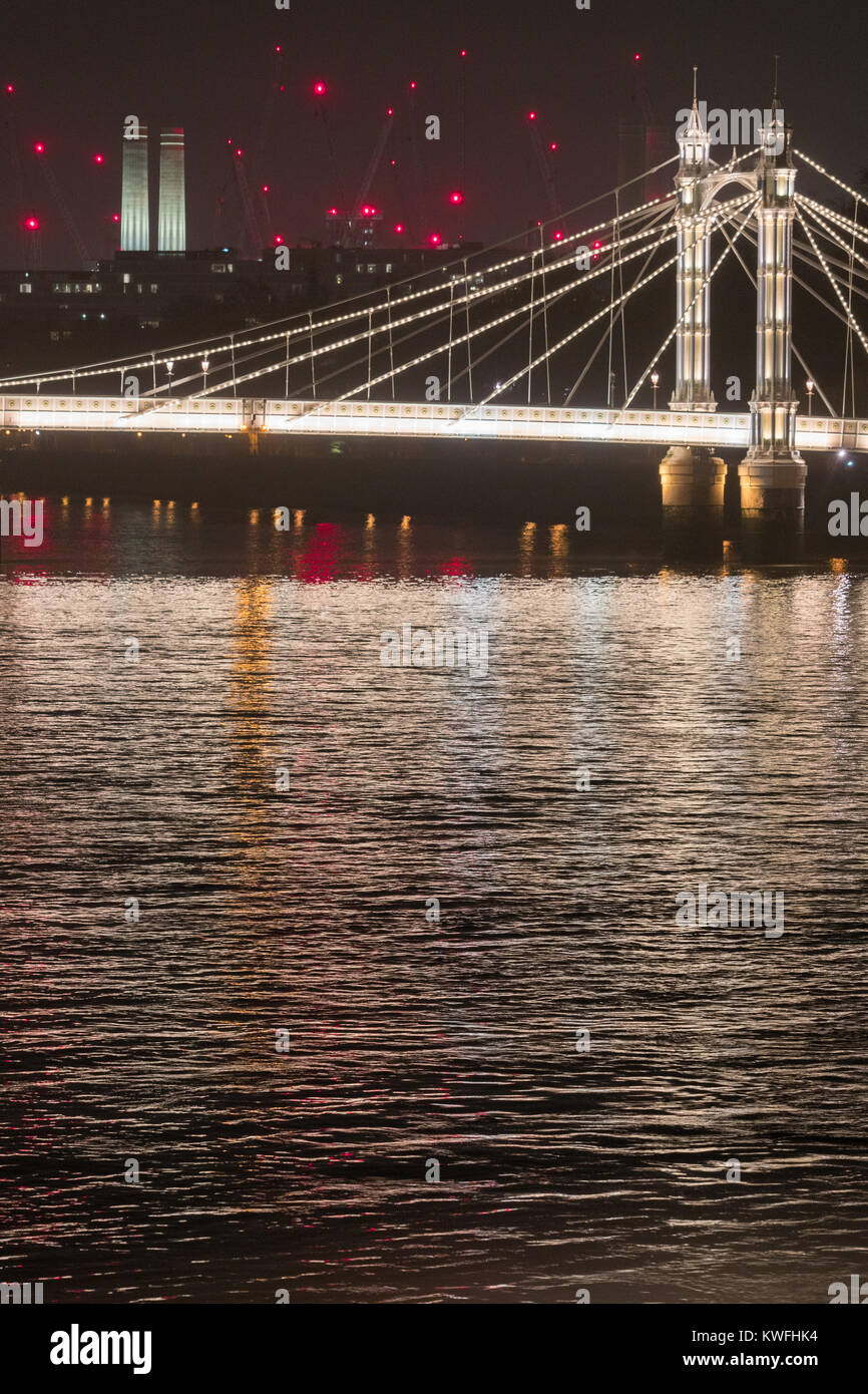 Una vista notturna di Albert Bridge di Londra. Foto Data: Martedì, 2 gennaio 2018. Foto: Roger Garfield/Alamy Live News Foto Stock