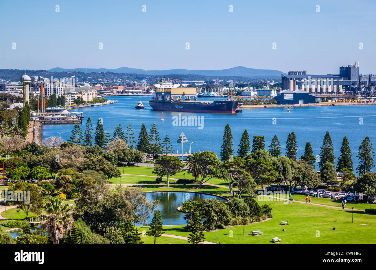 Australia, Nuovo Galles del Sud, Newcastle, vista del Foreshore Park e il Newcastle Waterfront, con il generale nave cargo tessitore manouvering freccia i Foto Stock
