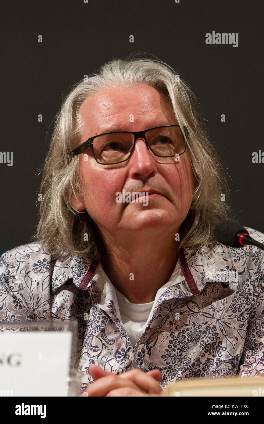Autore americano della fantascienza Bruce Sterling durante una conferenza a  Torino alla Fiera del libro Foto stock - Alamy