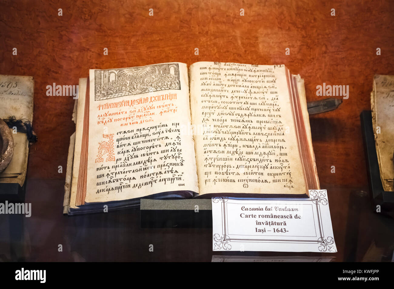 Antico manoscritto libro, una mostra nella prima scuola rumena Museum, quartiere Schei, Brasov, una città in Transilvania centrale regione della Romania Foto Stock