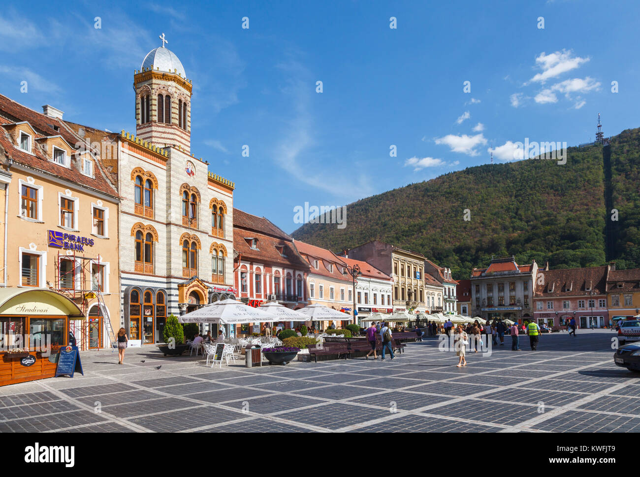 Piazza del Consiglio, la chiesa bizantina e ristoranti nella città vecchia centro storico di Brasov, una città in Transilvania centrale regione della Romania Foto Stock