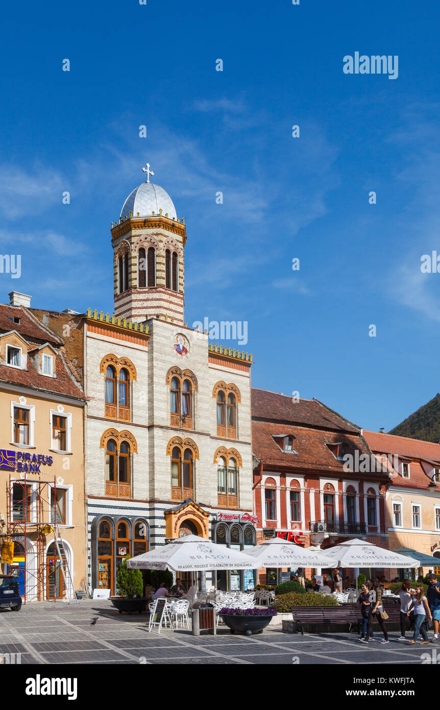 Piazza del Consiglio, la chiesa bizantina e ristoranti nella città vecchia centro storico di Brasov, una città in Transilvania centrale regione della Romania Foto Stock