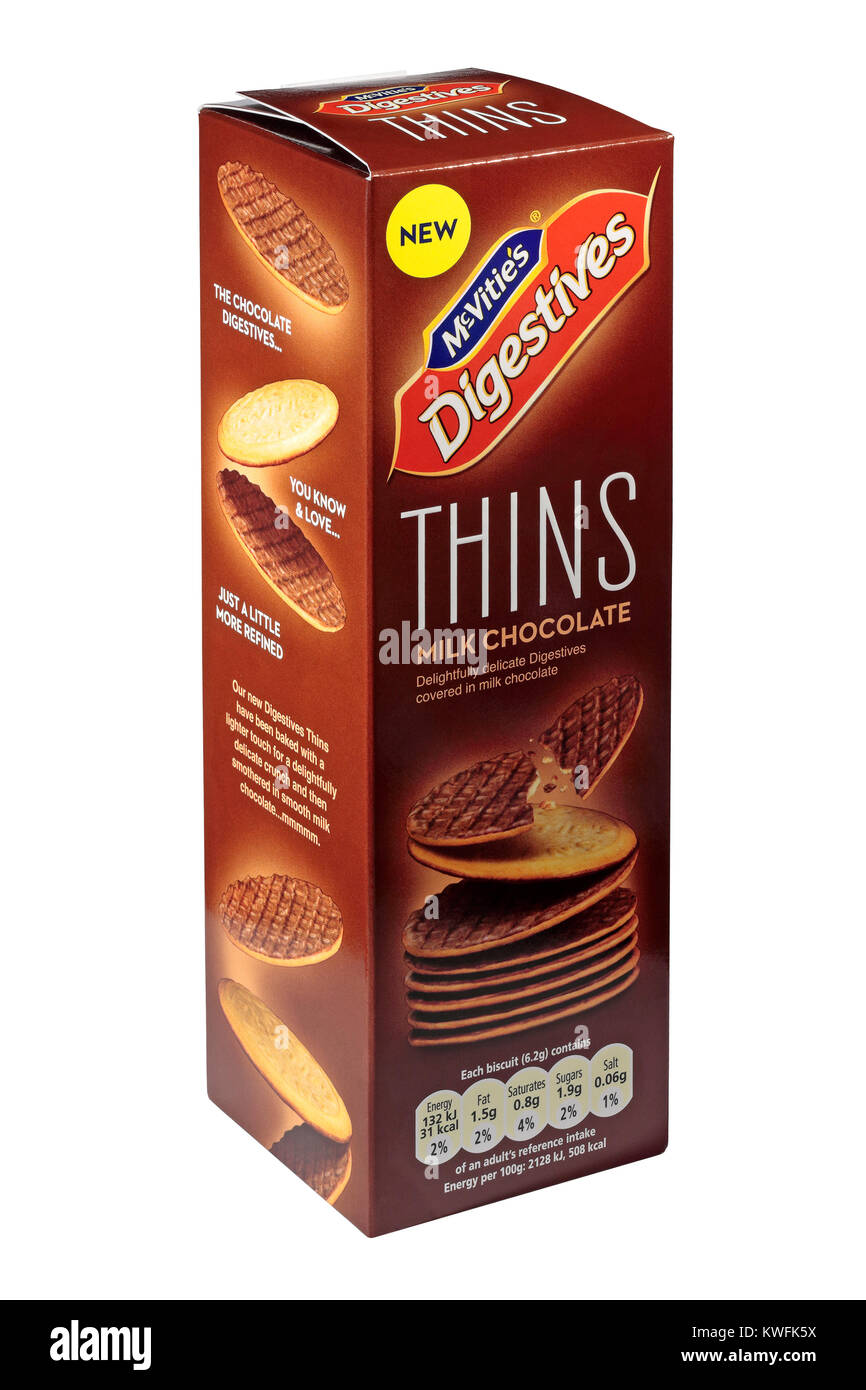 Una scatola di McVities al cioccolato al latte si assottiglia digestivi biscotti isolato su uno sfondo bianco Foto Stock