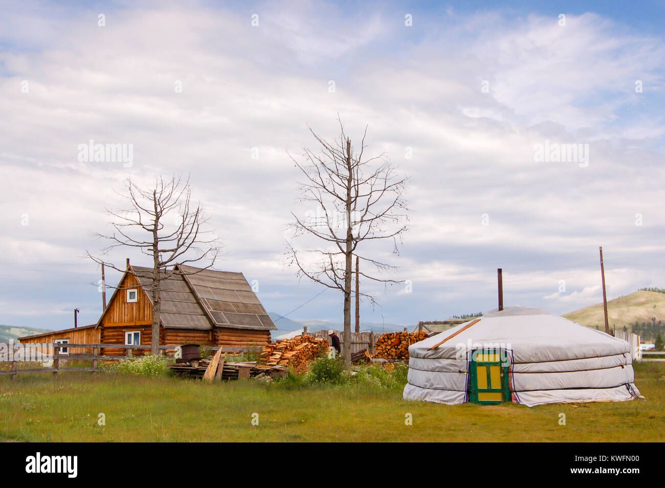 Casa in legno e mongolo yurt chiamato ger Khovsgol vicino lago nel nord della Mongolia Foto Stock