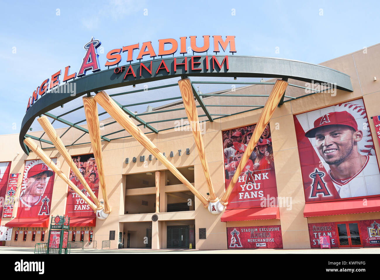 ANAHEIM, CA - MARZO 17, 2017: Angel Stadium Home Plate entrata. Situato nella Contea di Orange lo stadio è la casa di MLB di Los Angeles Angeli di Anahe Foto Stock
