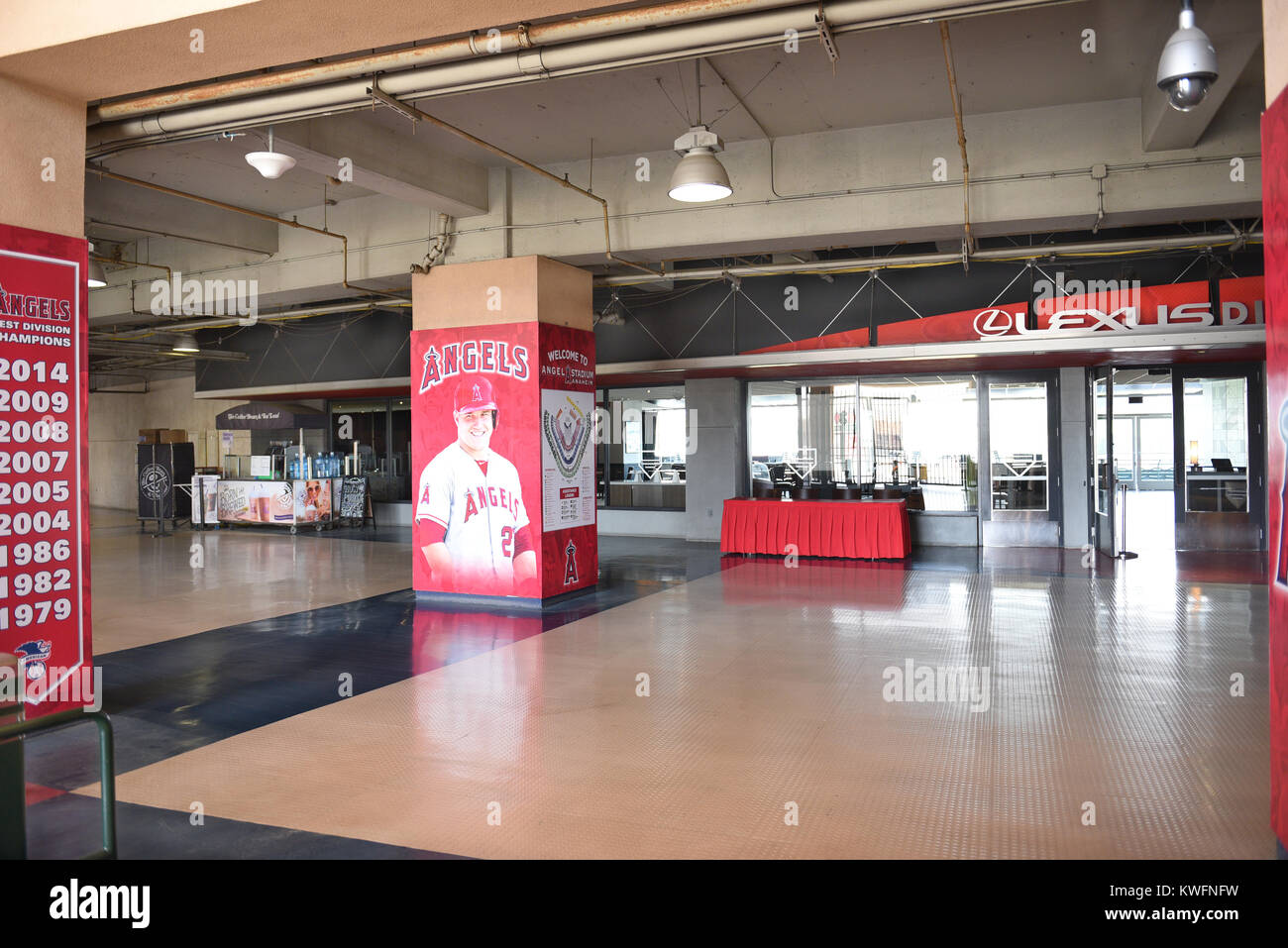 ANAHEIM, CA - MARZO 17, 2017: Angel Stadium Lexus Diamond Club Lounge presso la casa di entrata della piastra. In Orange County lo stadio è la casa della MLB è basso Foto Stock