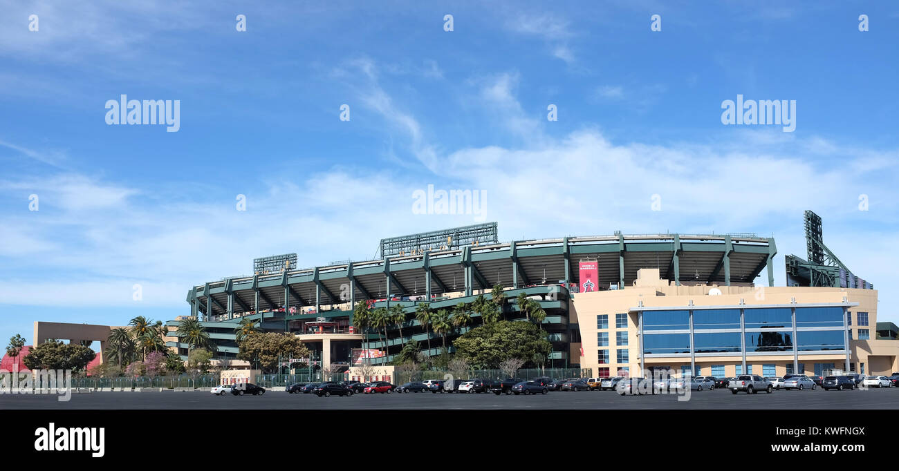 ANAHEIM, CA - 11 febbraio 2015: Angel Stadium di Anaheim campo destro ingresso. Angel Stadium di Anaheim è il Major League Baseball (MLB) home home Foto Stock