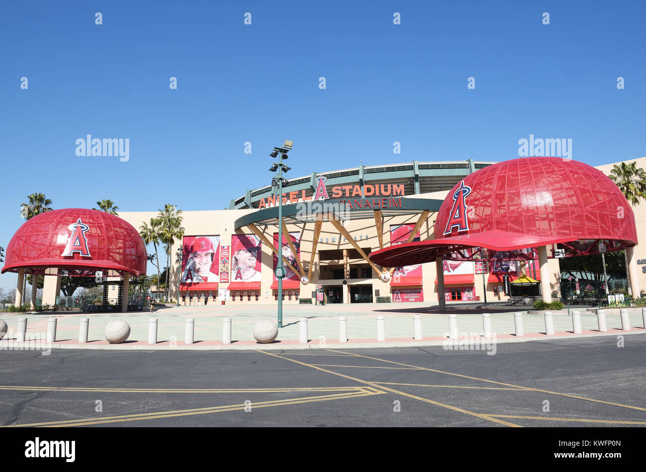 ANAHEIM, CA - Febbraio 24, 2017: Angel Stadium di Anaheim entrata principale. Angel Stadium di Anaheim è il Major League Baseball (MLB) home home campo o Foto Stock