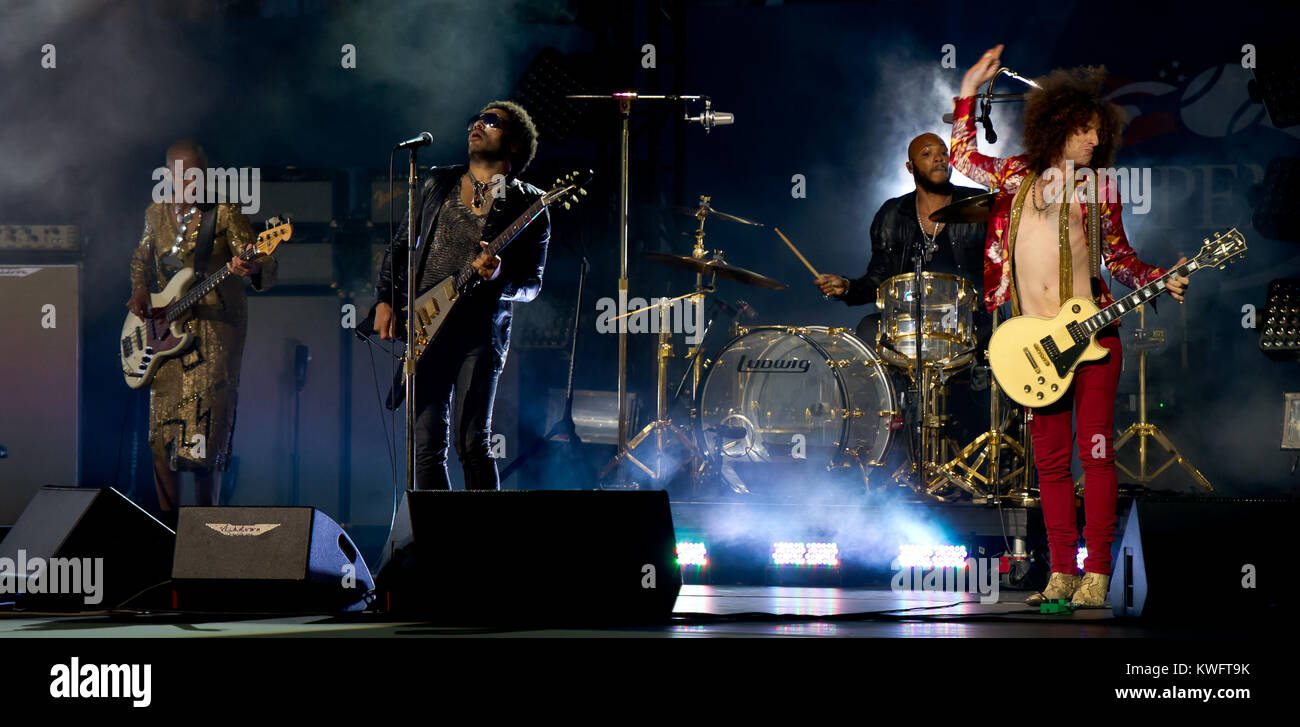 FLUSHING NY- 26 AGOSTO: Lenny Kravitz Craig Ross del Giorno Uno del 2013 US Open a USTA Billie Jean King National Tennis Center il 26 agosto 2013 nel quartiere di lavaggio del Queens borough di New York City. Persone: Lenny Kravitz Craig Ross Foto Stock