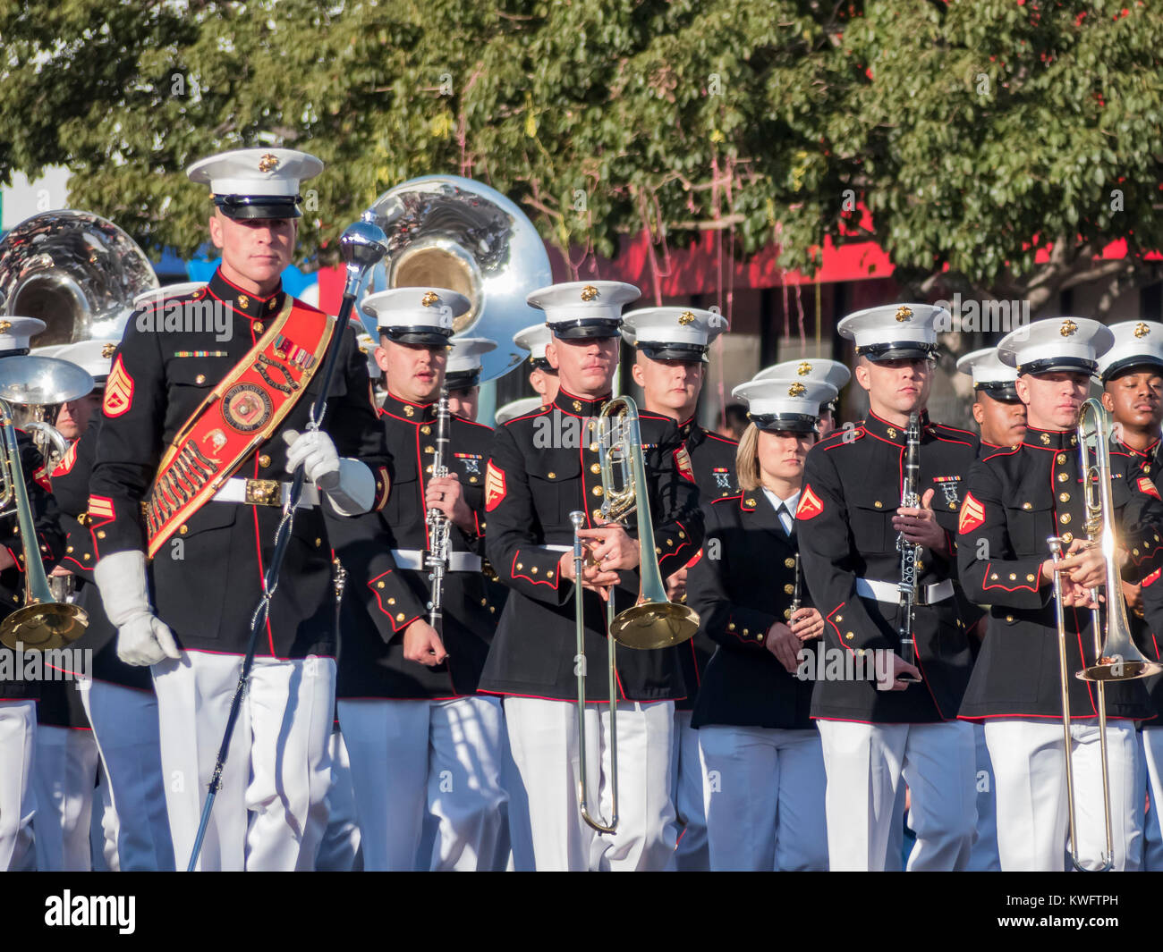 Pasadena, JAN 1: San Diego banda Marino mostra della superba torneo del famoso Rose Parade il Jan 1, 2017 a Pasadena, in California, Stati Uniti Foto Stock