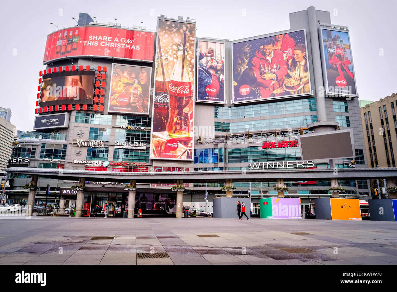 Natale Coca-Cola cartelloni, gli annunci a Dundas Square, il centro cittadino di Toronto, Ontario, Canada. Foto Stock