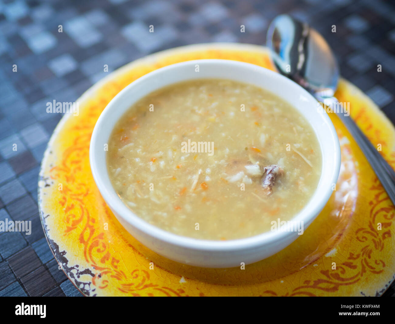 Una ciotola di fatti in casa zuppa di turchia (fatti in casa zuppa di pollo) da d'Lish da Tish Cafe di Saskatoon, Saskatchewan, Canada. Foto Stock