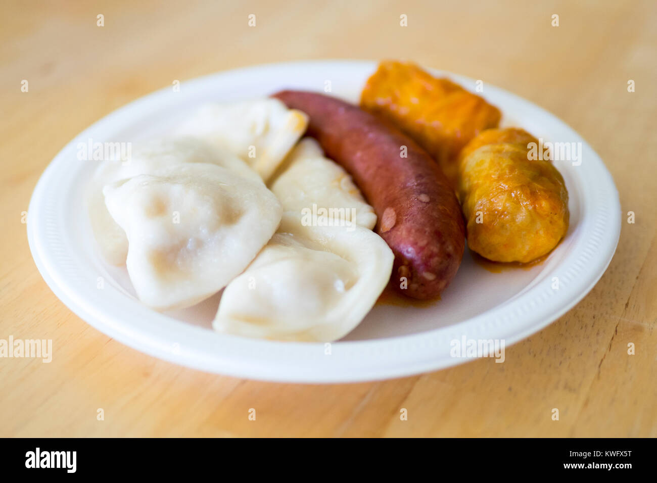 Un 'super combo' che consiste di perogies, involtini di cavolo e una salsiccia smokie da Baba Homestyle Perogies a Saskatoon, Saskatchewan, Canada. Foto Stock