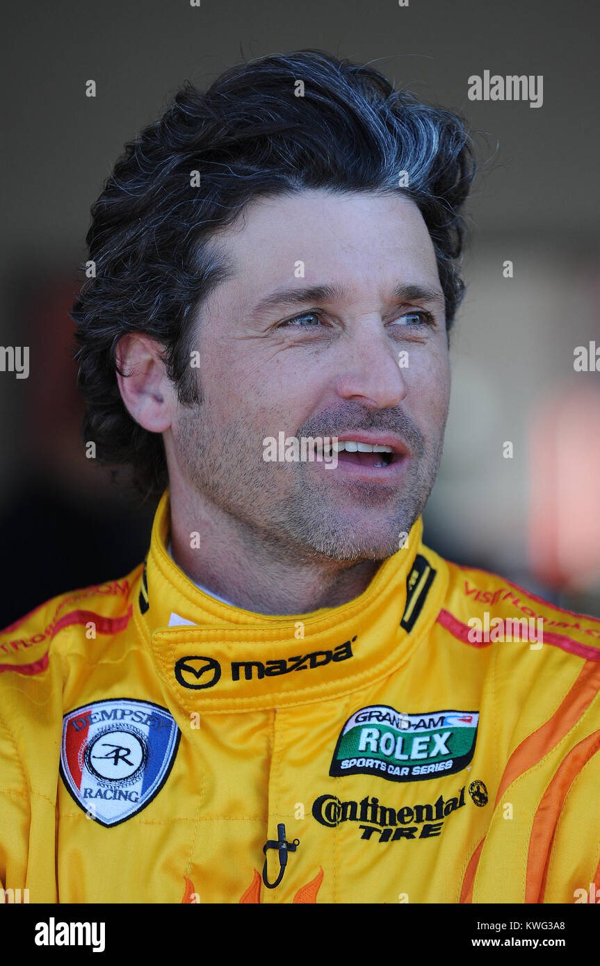 DAYTONA BEACH FL - gennaio 06: Gray's Anatomy attore Patrick 'McDreamy' Dempsey sta cominciando a mostrare la sua età un po' come si è visto con una striscia grigia nella sua testa. Patrick Galen Dempsey (nato il 13 gennaio 1966) è un attore americano, conosciuto per il suo ruolo come neurochirurgo Dottor Derek Shepherd ('McDreamy') sul dramma medico Gray's Anatomy. Dempsey è avvistata durante il test per la Rolex Sports Car Series Rolex 24 a Daytona International Speedway su Gennaio 6, 2012 a Daytona Beach, Florida Persone: Patrick Dempsey Foto Stock