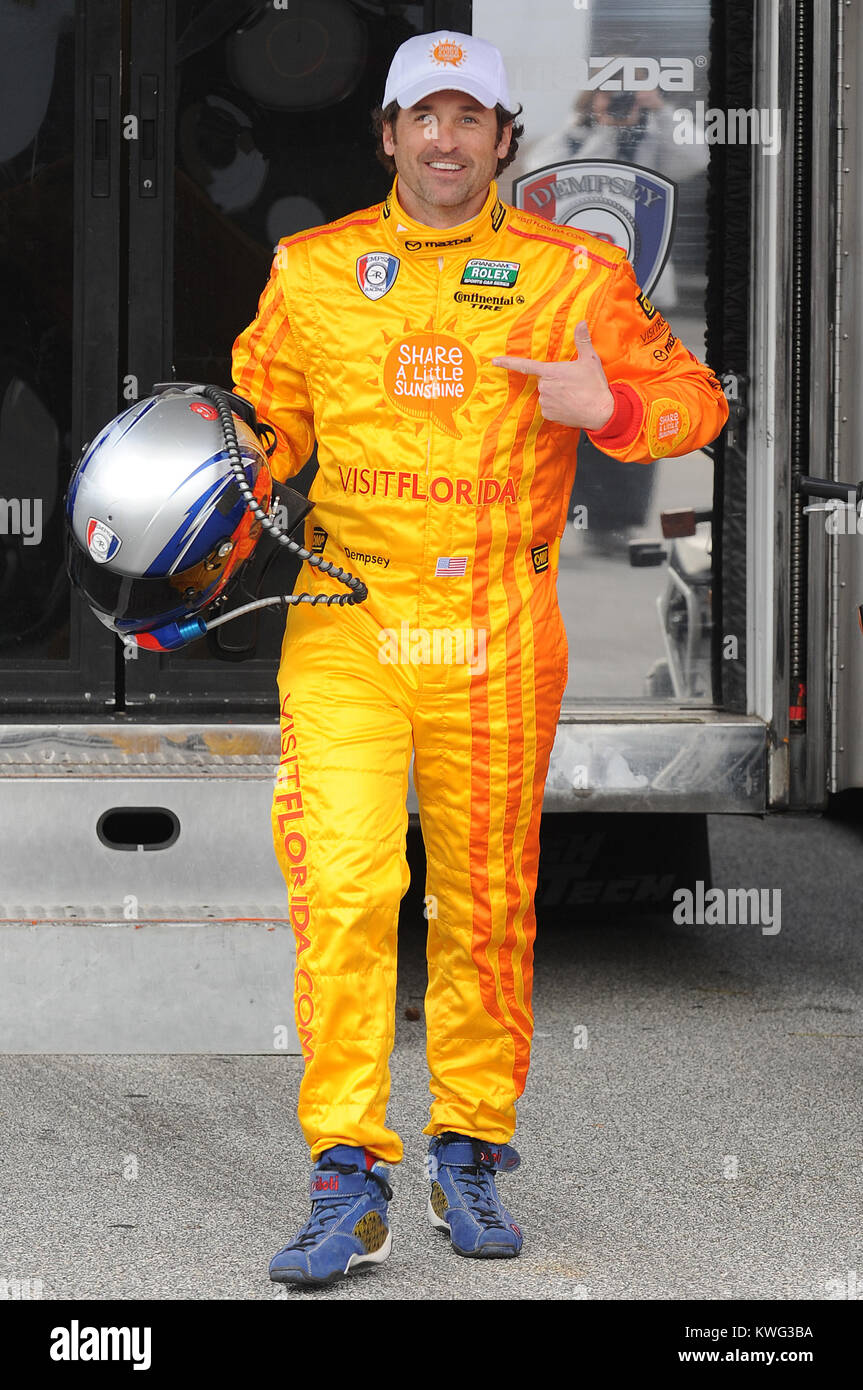 DAYTONA BEACH FL - gennaio 06: Gray's Anatomy attore Patrick 'McDreamy' Dempsey sta cominciando a mostrare la sua età un po' come si è visto con una striscia grigia nella sua testa. Patrick Galen Dempsey (nato il 13 gennaio 1966) è un attore americano, conosciuto per il suo ruolo come neurochirurgo Dottor Derek Shepherd ('McDreamy') sul dramma medico Gray's Anatomy. Dempsey è avvistata durante il test per la Rolex Sports Car Series Rolex 24 a Daytona International Speedway su Gennaio 6, 2012 a Daytona Beach, Florida Persone: Patrick Dempsey Foto Stock