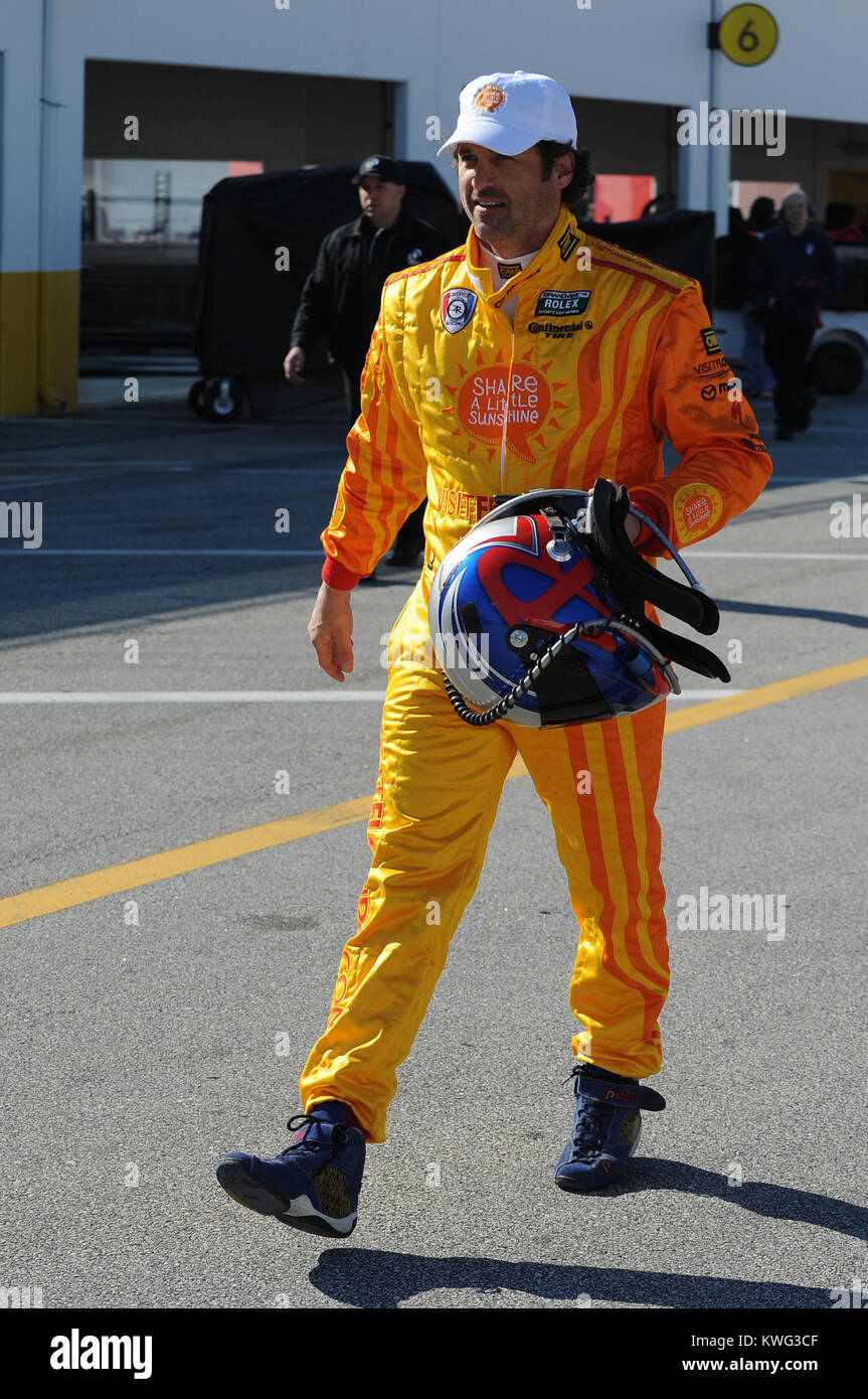 DAYTONA BEACH FL - gennaio 06: Gray's Anatomy attore Patrick 'McDreamy' Dempsey sta cominciando a mostrare la sua età un po' come si è visto con una striscia grigia nella sua testa. Patrick Galen Dempsey (nato il 13 gennaio 1966) è un attore americano, conosciuto per il suo ruolo come neurochirurgo Dottor Derek Shepherd ('McDreamy') sul dramma medico Gray's Anatomy. Dempsey è avvistata durante il test per la Rolex Sports Car Series Rolex 24 a Daytona International Speedway su Gennaio 6, 2012 a Daytona Beach, Florida Persone: Patrick Dempsey Foto Stock