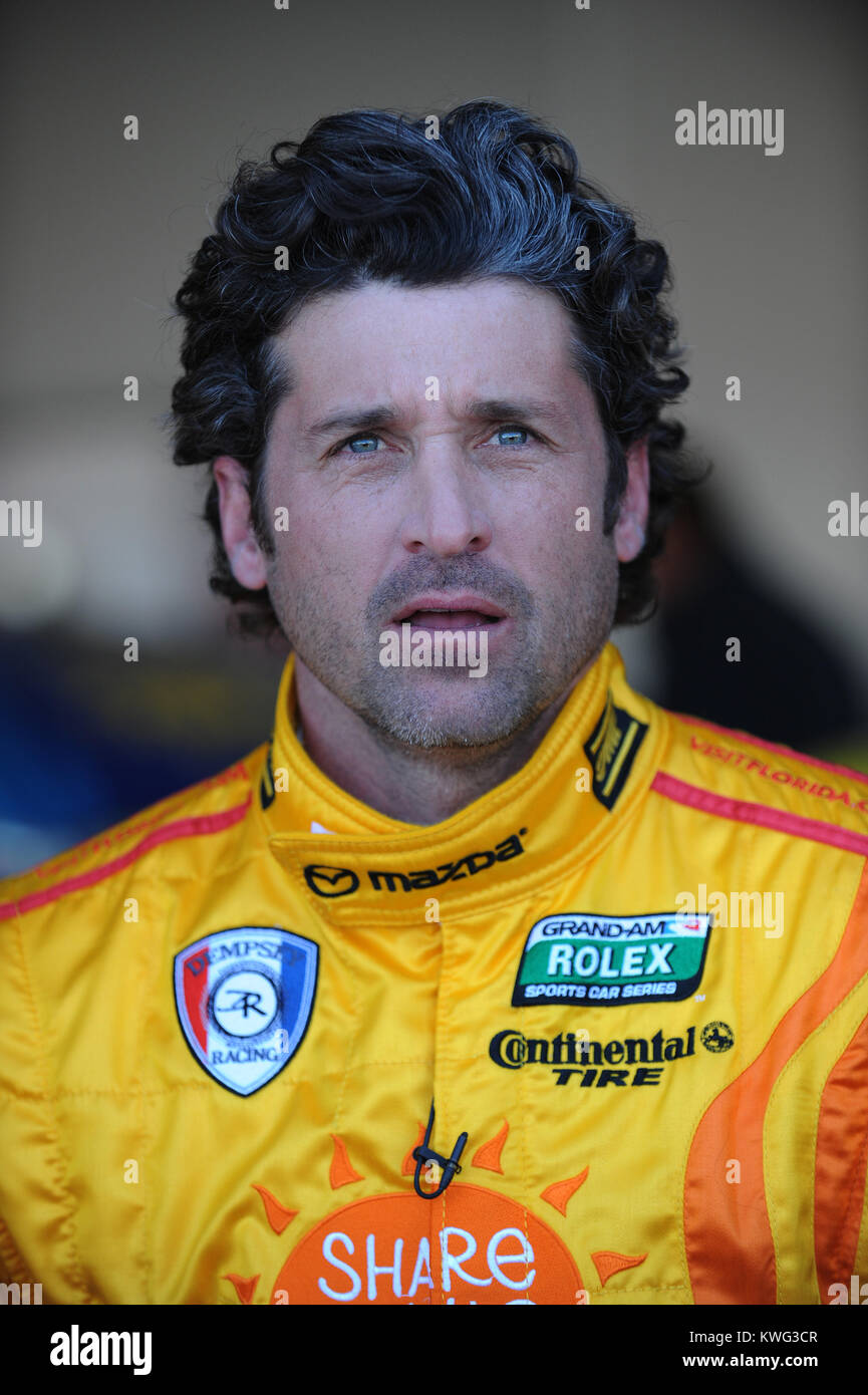 DAYTONA BEACH FL - gennaio 06: Gray's Anatomy attore Patrick 'McDreamy' Dempsey sta cominciando a mostrare la sua età un po' come si è visto con una striscia grigia nella sua testa. Patrick Galen Dempsey (nato il 13 gennaio 1966) è un attore americano, conosciuto per il suo ruolo come neurochirurgo Dottor Derek Shepherd ('McDreamy') sul dramma medico Gray's Anatomy. Dempsey è avvistata durante il test per la Rolex Sports Car Series Rolex 24 a Daytona International Speedway su Gennaio 6, 2012 a Daytona Beach, Florida Persone: Patrick Dempsey Foto Stock