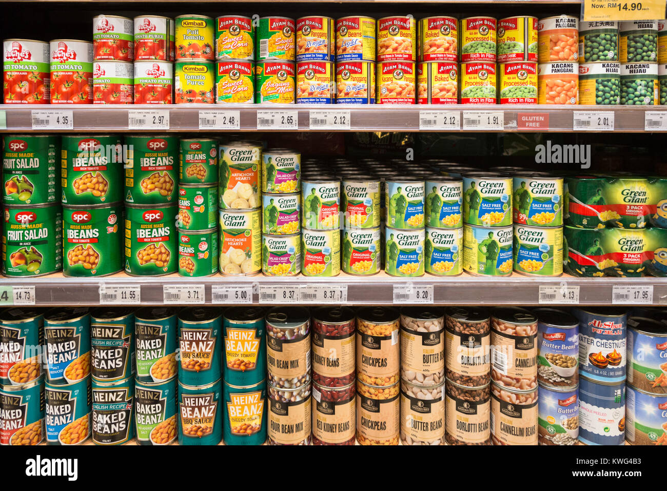 KUALA LUMPUR, Malesia - 22 dicembre 2017: Conserve di fagioli, mais e verdure vengono visualizzati in uno scaffale di supermercato in Malesia Foto Stock