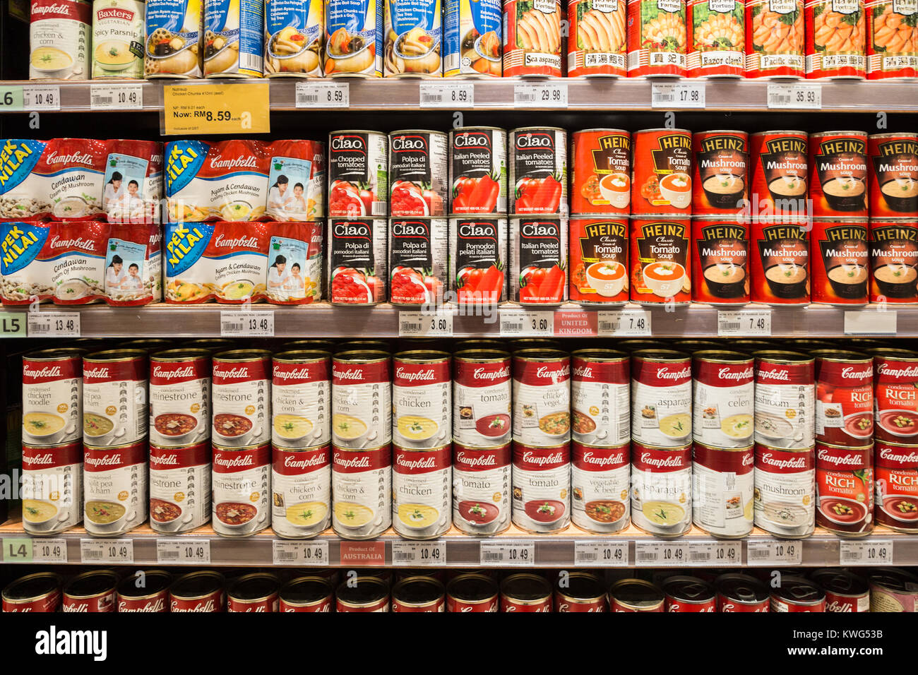 KUALA LUMPUR, Malesia - 22 dicembre 2017: Conserve di zuppe, da Cambell o Heinz tra gli altri, sono visualizzate in uno scaffale di supermercato in Malesia Foto Stock