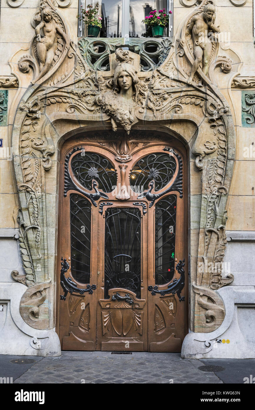 Francia, Parigi, l'Art Nouveau porta con un fallo rappresentato Foto Stock