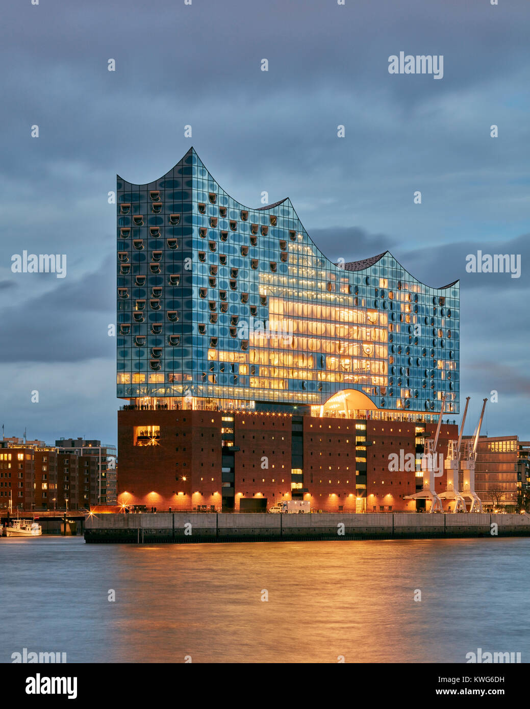 Elbphilharmonie, sala concerti da parte di architetti Herzog e de Meuron presso il fiume Elba, HafenCity di Amburgo, Germania. View all'alba. Foto Stock