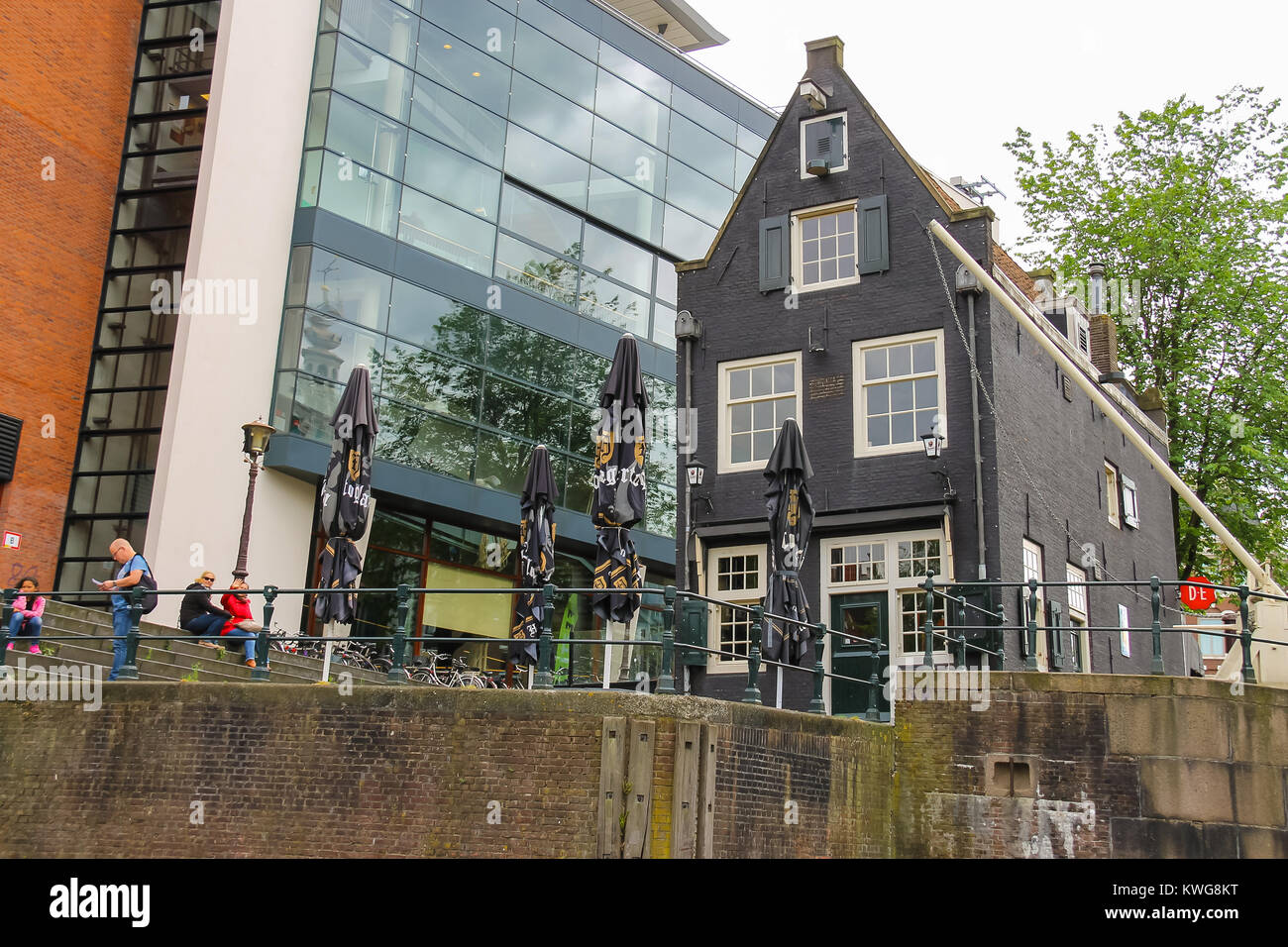 Amsterdam, Paesi Bassi - 20 Giugno 2015: persone vicino al Cafe de Sluyswacht sul lungomare di canal in Amsterdam Foto Stock