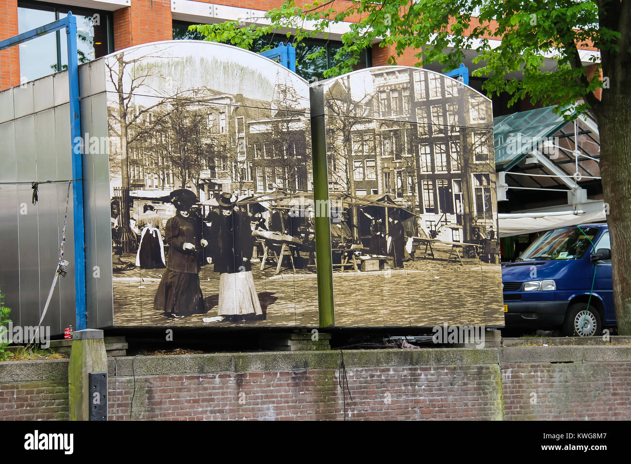Amsterdam, Paesi Bassi - 20 Giugno 2015: stand commerciali sul mercato Waterlooplein decorate foto storiche. Amsterdam Foto Stock