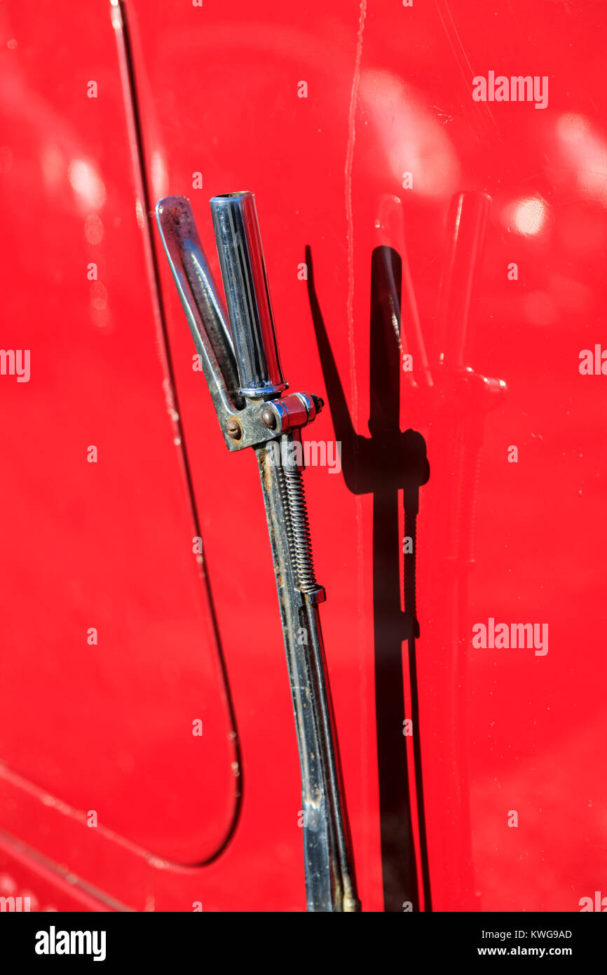 Esterno della leva del freno a mano sul rosso classico auto Foto Stock