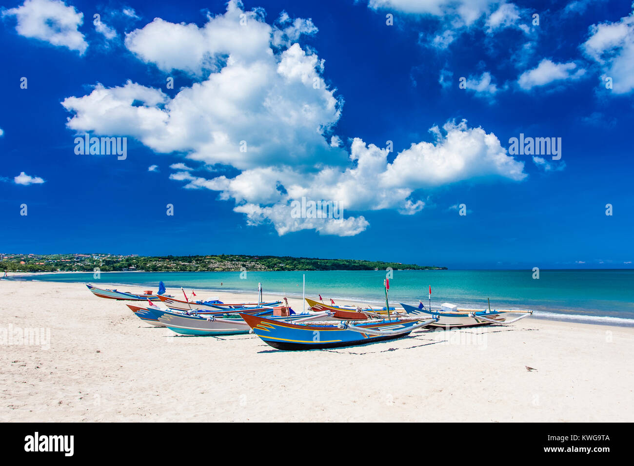 Bali tradizionale di barche da pesca a terra sulla spiaggia di Jimbaran Foto Stock