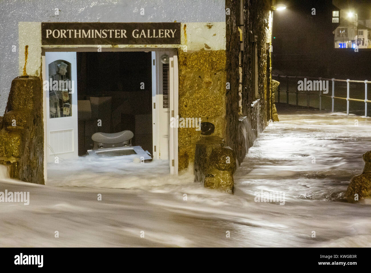 St Ives, Cornwall, Regno Unito. 3 gennaio, 2018. Onde giganti dalla tempesta Eleanor hit St Ives e abbattere le due serie di porte a diluvio una galleria d'arte sul fronte porto/ Credito: Mike Newman/Alamy Live News Foto Stock