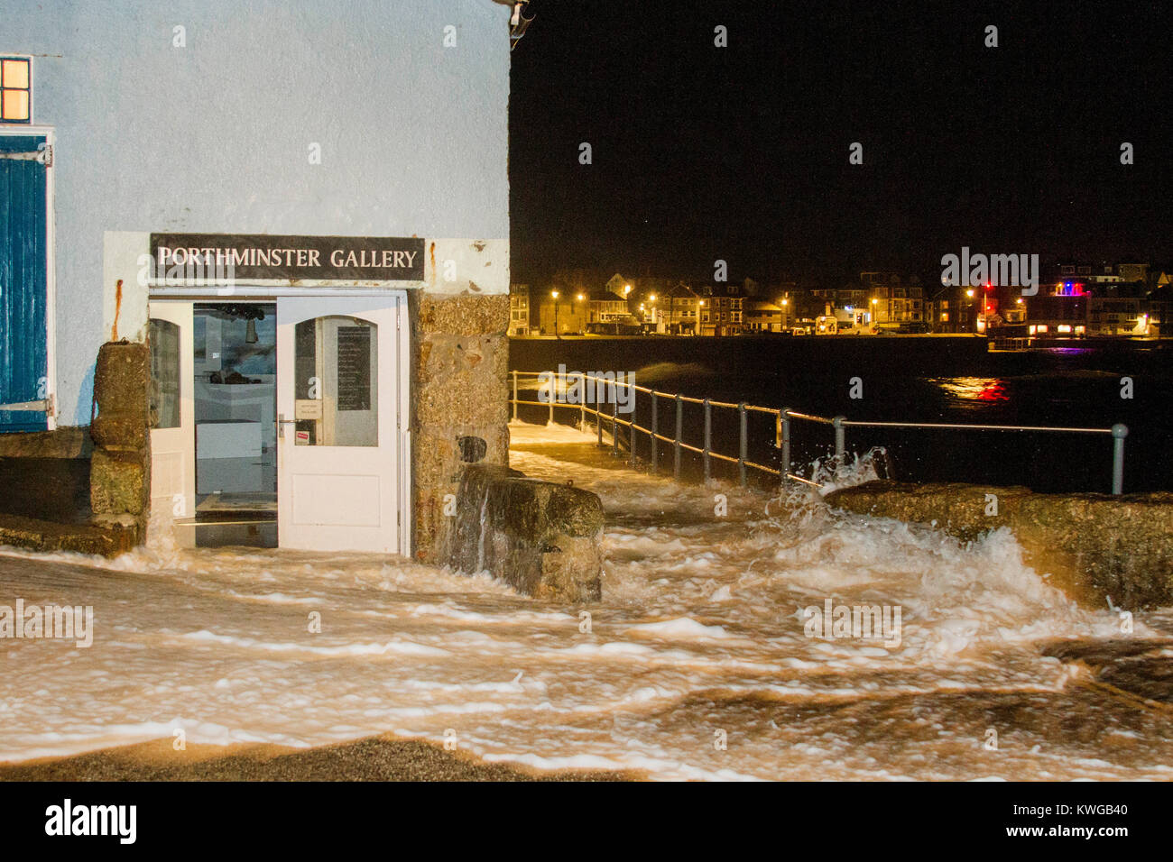 St Ives, Cornwall, Regno Unito. 3 gennaio, 2018. Onde giganti dalla tempesta Eleanor hit St Ives e abbattere le due serie di porte a diluvio una galleria d'arte sul fronte porto/ Credito: Mike Newman/Alamy Live News Foto Stock