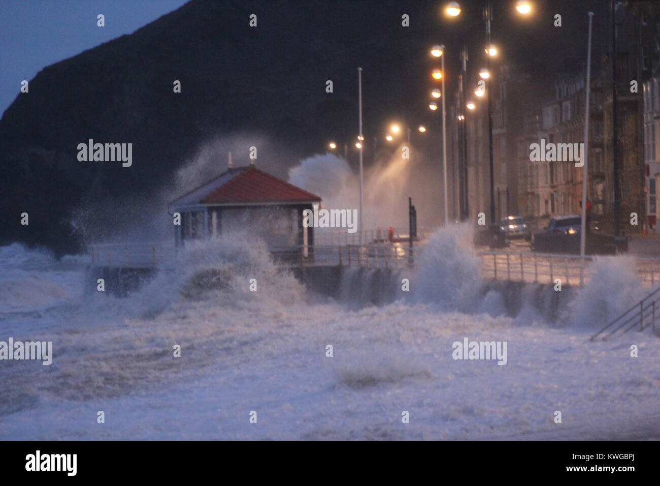 Aberystwyth Wales. 3 gennaio, 2018. Regno Unito Meteo. Tempesta Eleanor colpisce la costa gallese con gales & raffiche fino a 80 mph guida in onde enormi e piogge torrenziali che schiantarti contro il lungomare e il porto di parete, con più forte vento previsto durante la prossima giornata di credito: mike davies/Alamy Live News Foto Stock