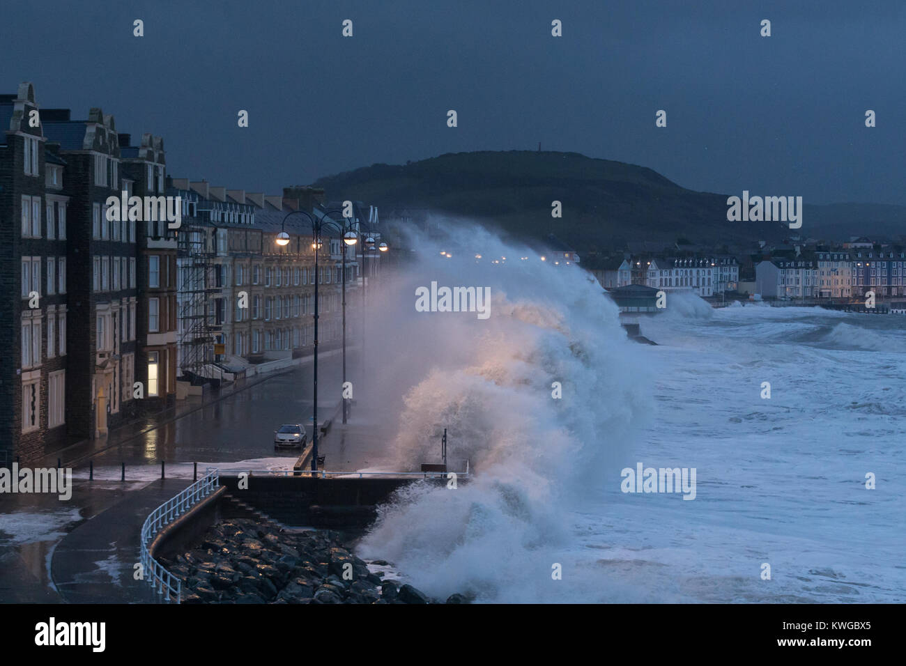 Aberystwyth, Ceredigion, Wales, Regno Unito. 03 gen 2018. Regno Unito: Meteo Storm Eleanor bashes Aberystwyth lungomare con enormi onde che si infrangono sulla promenade. Credito: Ian Jones/Alamy Live News Foto Stock
