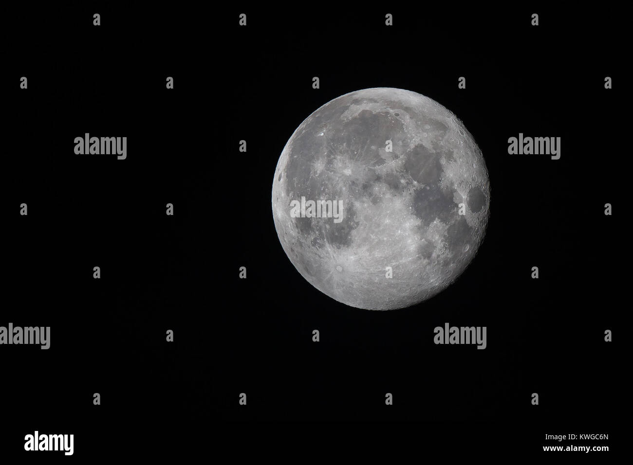 Kidderminster, Regno Unito. 3 gennaio, 2018. Regno Unito: Meteo Foto della prima luna piena nel 2018 prese nelle prime ore del 3 gennaio prima che la luna Inizia un nuovo ciclo. Credito: Lee Hudson/Alamy Live News Foto Stock