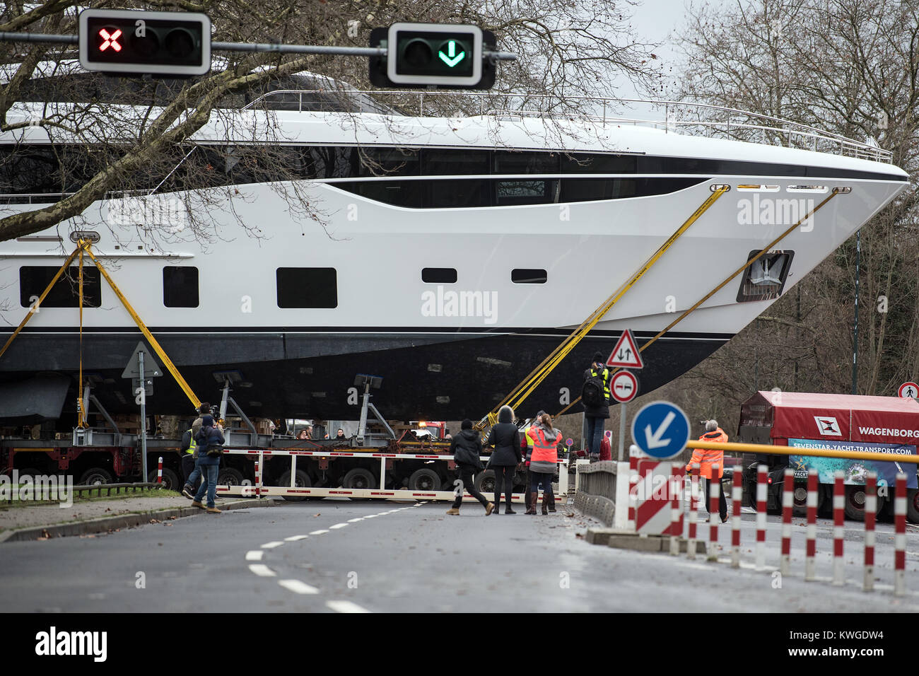 Duesseldorf, Germania. 03 gen 2018. Una 35-metro-lungo Princess 35M di yacht di lusso viene trasportato al 'Boot 2018' equo a Duesseldorf in Germania, 03 gennaio 2018. Più di 1800 espositori provenienti da più di 60 paesi presenti innovazioni del mondo degli sport acquatici tra 20 e 28 gennaio. Credito: Federico Gambarini/dpa/Alamy Live News Foto Stock