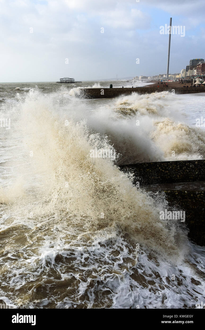 Brighton, Regno Unito. 03 gen 2018. Mari drammatico guardando verso Ovest Pier come storm surge onde ad alta marea. Photo credit: Julia Claxton/Alamy Live News Foto Stock