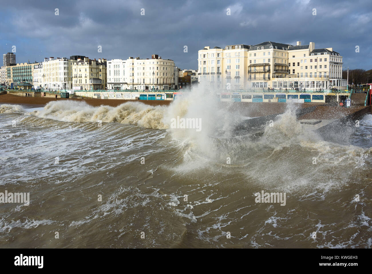 Brighton, Regno Unito. 03 gen 2018. Mari drammatiche cercando di riva dal Molo di Brighton come storm surge onde ad alta marea. Photo credit: Julia Claxton/Alamy Live News Foto Stock