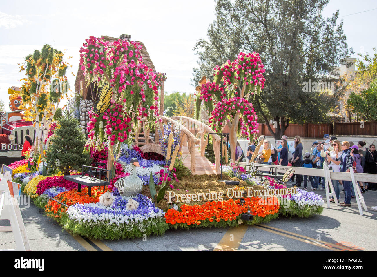 Pasadena, California, Stati Uniti d'America. Il 2 gennaio, 2018. Gli spettatori di ammirare il galleggiante a 2018 Rose Parade galleggiante la visualizzazione dell'evento a Pasadena, Californa, negli Stati Uniti il 2 gennaio 2018. Credito: Sheri Determan/Alamy Live News Foto Stock