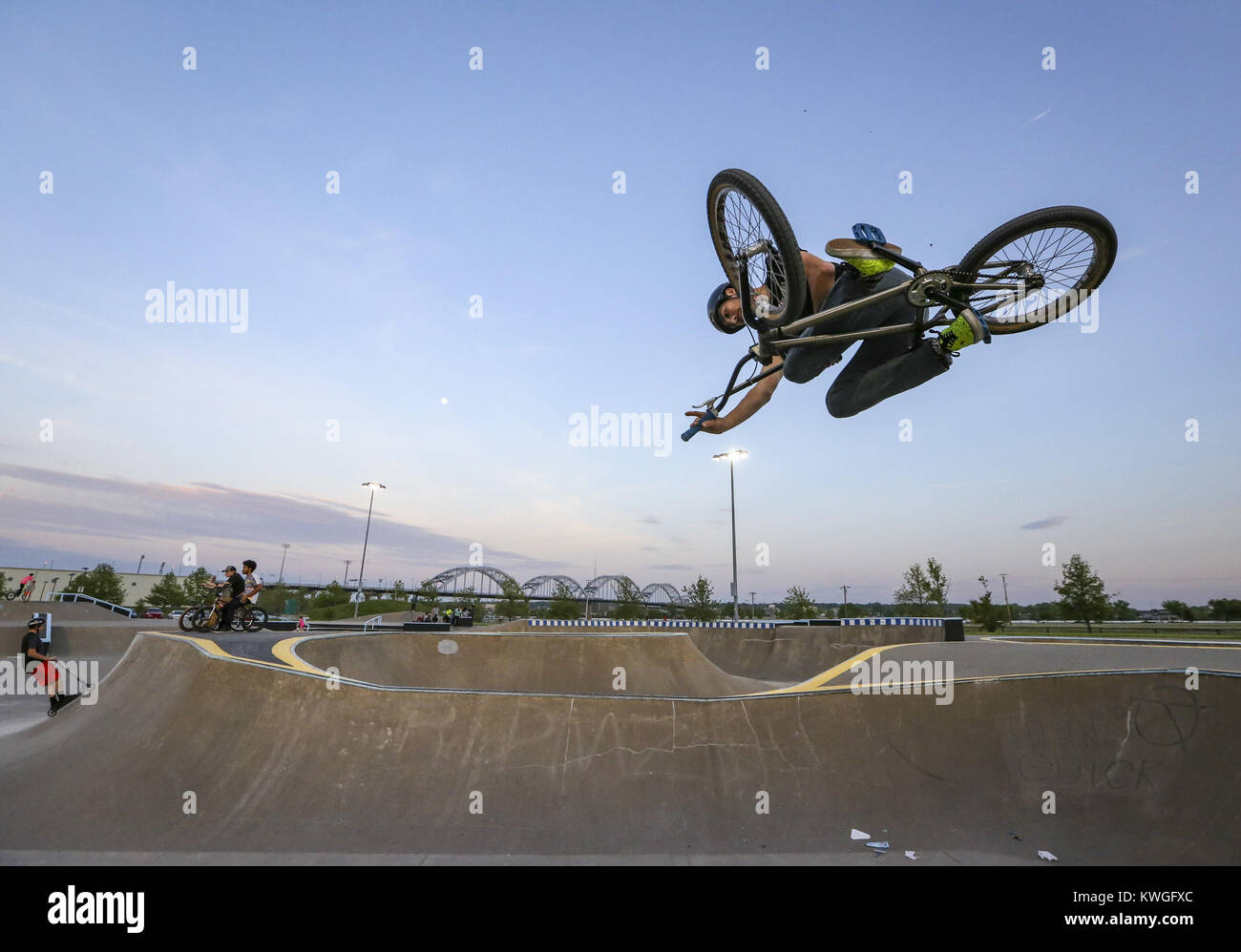Davenport, Iowa, USA. 8 Maggio, 2017. Bobby Parker, proprietario di una gara di BMX Zona nella fabbrica East Moline, arie al di fuori di un quarter pipe al Davenport skatepark lunedì 8 maggio 2017. Dopo aver chiuso la maggior parte del mese di aprile, il parco è di nuovo aperto con un paio di nuove funzionalità, vernice fresca e riparati i danni concreti. Credito: Andy Abeyta, Quad-City volte/Quad-City volte/ZUMA filo/Alamy Live News Foto Stock