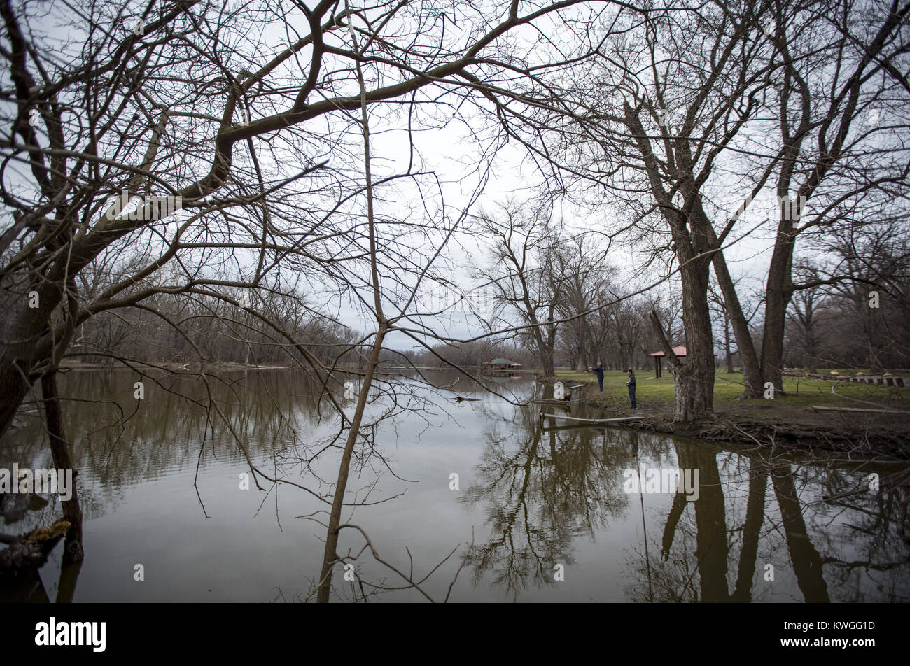 Davenport, Iowa, USA. 2 apr, 2017. Nathan, 16 e Jeremy Devol di Davenport stand al bordo dell'acqua mentre la pesca a Isola di credito a Davenport domenica 2 aprile, 2017. Il duo padre e figlio dedicato parte del pomeriggio di pesca in uno dei loro punti locali rendono a poche volte l'anno. Dicono che a volte sono in grado di catturare il pesce gatto, piccola bocca bass e il persico. Credito: Andy Abeyta, Quad-City volte/Quad-City volte/ZUMA filo/Alamy Live News Foto Stock