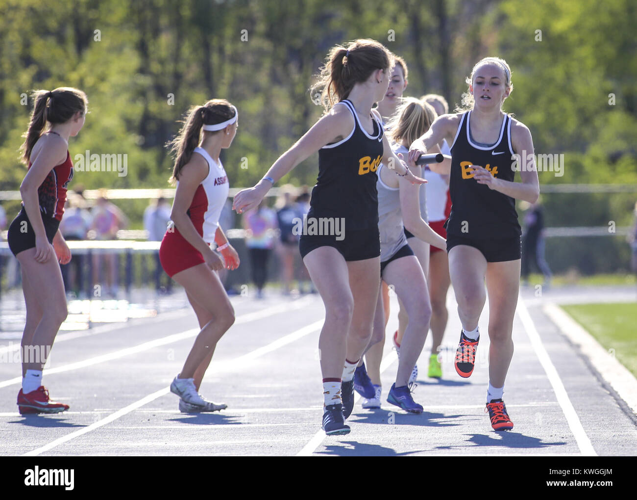Bettendorf, Iowa, USA. Il 4 maggio, 2017. Bettendorf's Rylee Ramstack rende il trasferimento al compagno di squadra Jenna Nickles in 4x800-meter relè durante la loro via e il campo si incontrano a Pleasant Valley High School in Bettendorf giovedì 4 maggio 2017. Credito: Andy Abeyta, Quad-City volte/Quad-City volte/ZUMA filo/Alamy Live News Foto Stock