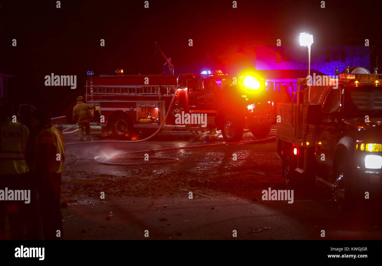 Maysville, Iowa, USA. 12 Dic, 2017. I detriti si vede nella strada tra camion fuoco dalla parte anteriore del 9470 235th Street in Maysville Martedì, Dicembre 12, 2017. Gli equipaggi di emergenza ha risposto ad una casa di fuoco appena dopo le 23.00 dopo una Ferrari si è schiantato in residenza causando una esplosione e conseguente incendio. Il proprietario era in residenza al momento del crash e sono scappati senza pregiudizio. Credito: Andy Abeyta, Quad-City volte/Quad-City volte/ZUMA filo/Alamy Live News Foto Stock