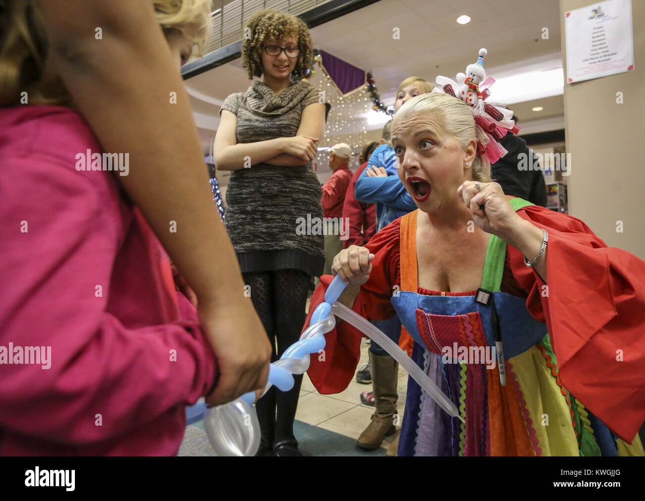 Moline, Iowa, USA. 24 Novembre, 2016. Jane Driscoll di Zany Janie Entertainment rende palloncini per bambini a SouthPark mall di Moline, giovedì 24 novembre, 2016. Driscoll, ex del Quad-Cities hanno fatto il viaggio fino dalla sua attuale residenza in Florida per essere una parte del pasto. Il sig. ringraziamento ha tenuto il suo 46th annuale cena comunitaria con l'aiuto di circa 400 volontari per servire oltre 2.000 ospiti. Credito: Andy Abeyta/Quad-City volte/ZUMA filo/Alamy Live News Foto Stock