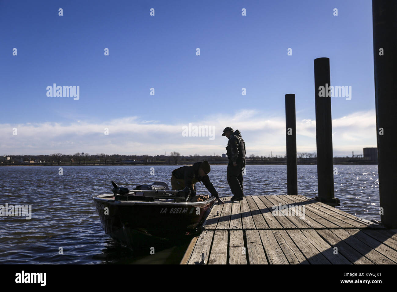 Davenport, Iowa, USA. 29 Nov, 2017. Terry Schmidt di Bettendorf ottiene pronto a salire sulla sua barca per caricarlo sul rimorchio come amico, Steve Andres di Davenport tiene vicino al dock presso la Marquette Street rampa barca a Davenport Mercoledì, Novembre 29, 2017. Schmidt e Andres uscì la pesca intorno alle 8 del mattino di cattura e rilascio di un paio di walleye, nessuno dei quali erano abbastanza grandi per mantenere. Hanno pescato dietro il Rock Island Arsenal island e hanno detto di aver visto circa una mezza dozzina di altre imbarcazioni. Credito: Andy Abeyta/Quad-City volte/ZUMA filo/Alamy Live News Foto Stock