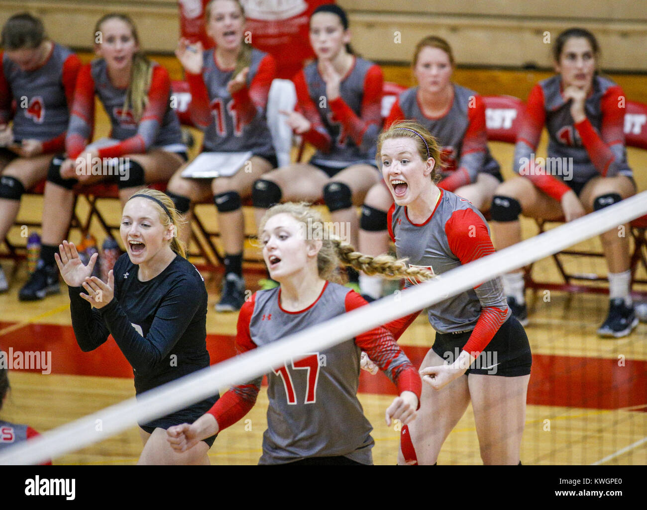 Davenport, Iowa, USA. Xiii Sep, 2016. A nord di Scott Kendal Newman (22, a sinistra), Emma Morgan (17), e Hannah Moeller (15) celebrare un punto durante il terzo gioco di loro corrispondono a West Davenport High School Martedì, 13 settembre 2016. West Davenport sconfitto Nord Scott in tre Credito: Andy Abeyta/Quad-City volte/ZUMA filo/Alamy Live News Foto Stock