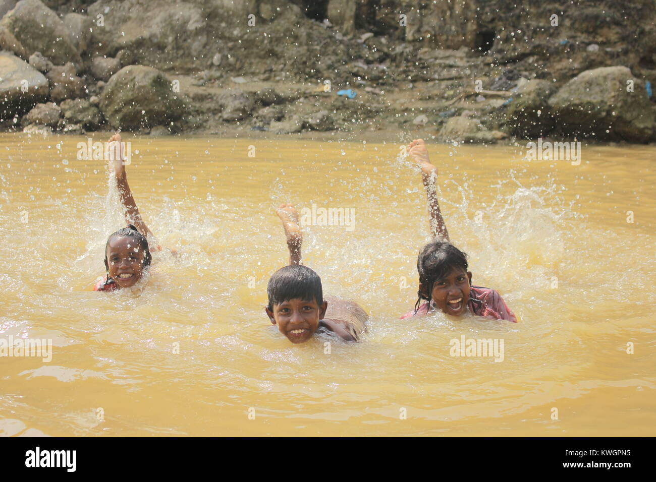 Novembre 22, 2017 - Cox's Bazar, Bangladesh - Rohingya i bambini rifugiati si vedono giocare in acqua sporca.Oltre 600.000 Rohingya rifugiati sono fuggiti dal Myanmar Stato di Rakhine fin dal mese di agosto 2017, come la maggior parte di loro di tenere cercando di attraversare la frontiera per raggiungere il Bangladesh ogni giorno. Credito: Asif Ahmed/SOPA/ZUMA filo/Alamy Live News Foto Stock
