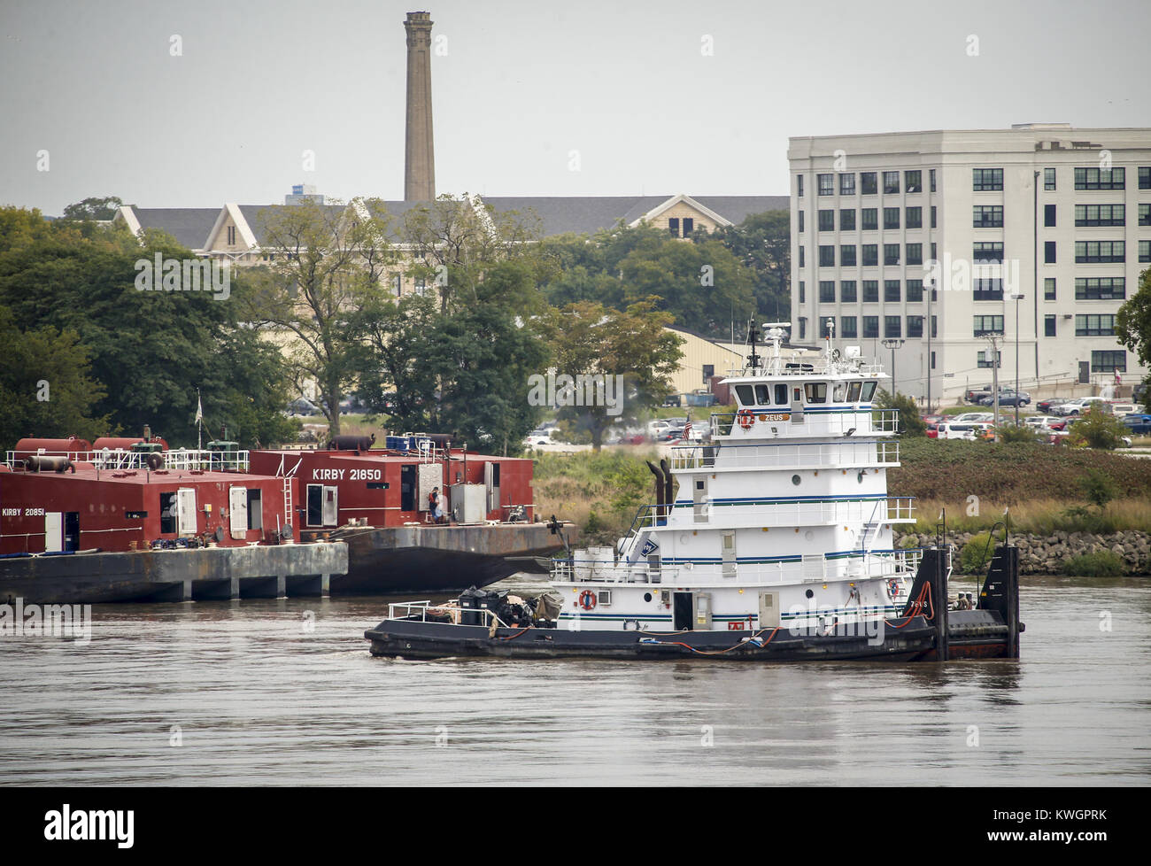 Davenport, Iowa, USA. Xiii Sep, 2016. La nave da traino Zeus è visto che portano una coppia di chiatte liberato verso la serratura e Dam 15 lungo il fiume Mississippi in Davenport Martedì, 13 settembre 2016. Un equipaggio liberato la chiatta dotata di messa a terra dal vicino a Campbell Island martedì dopo che era diventato bloccati sul Sett. 3 con un carico di 2.400 tonnellate di ammoniaca anidra, un concime agricolo. Credito: Andy Abeyta/Quad-City volte/ZUMA filo/Alamy Live News Foto Stock