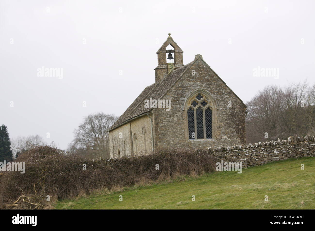 La Chiesa antica con il lato esterno della campana, Cotswolds, Oxfordshire Foto Stock